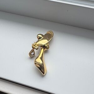 Chic Gold Brooch with Crystal Drop